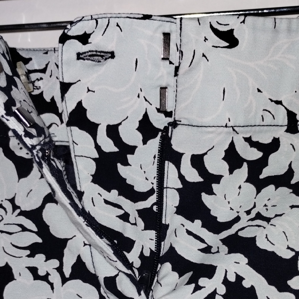 Ann Taylor Black and Baby Blue Floral Women Shorts Cargos - Picture 4 of 10